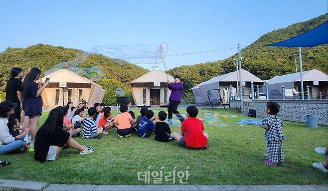 국민건강보험공단 대전서부지사는 10일 대전 인근 글램핑장에서 구세군대전혜생원 아이들 34명과 함께하는 ‘건강보험 사회공헌 하늘반창고 키즈’ 행사를 성황리에 마쳤다. ⓒ국민건강보험공단 대전서부지사