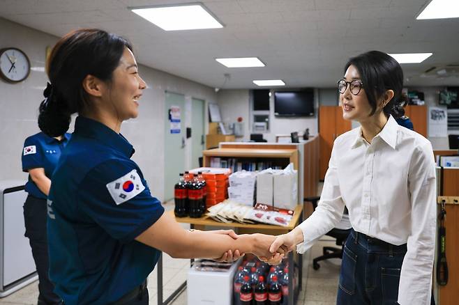 김건희 여사가 10일 ‘세계 자살 예방의 날’을 맞아 서울 용강지구대에서 근무자를 격려하고 있다. 대통령실 제공