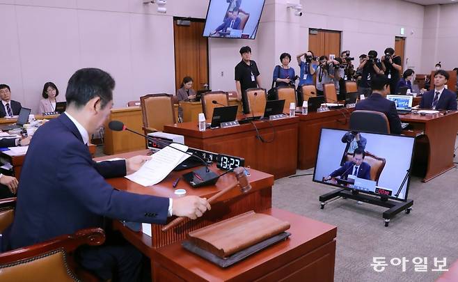 11일 오후 국회 법제사법위원회에서 윤석열 대통령 부인 김건희 여사의 각종 의혹을 수사하기 위한 특검법(김건희 특검법)과 채상병 특검법이 야당 단독으로 통과되고 있다. 2024.09.11. 이훈구 기자 ufo@donga.com