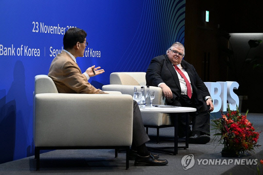 이창용(왼쪽) 한국은행 총재가 지난해 11월 23일 서울 중구 한국은행 별관에서 아구스틴 카르스텐스 국제결제은행(BIS) 사무총장과 대담하고 있다. [연합뉴스]