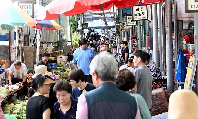 추석 명절을 앞둔 11일 오후 광주 광산구 비아5일시장에서 손님들이 장을 보고 있다. 뉴시스