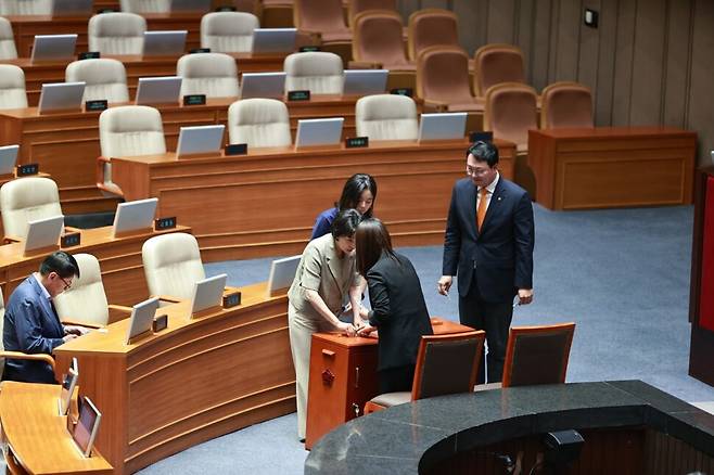 노민경 비서관이 서미화 의원의 본회의 표결을 돕고 있다. 서미화 의원실 제공