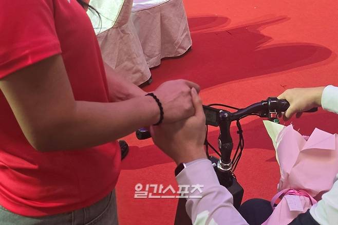 귀국 후 두 손을 꼭 잡은 탁구 김영건(오른쪽)과 그의 아내. 인천공항=윤승재 기자