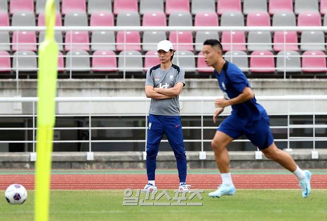 사진은 지난 2일 고양종합운동장에서 열린 축구대표팀 소집 훈련에서 세션을 소화 중인 정승현(오른쪽)과 이를 지켜보는 홍명보 감독의 모습. 고양=김민규 기자 mgkim1@edaily.co.kr /2024.09.02/