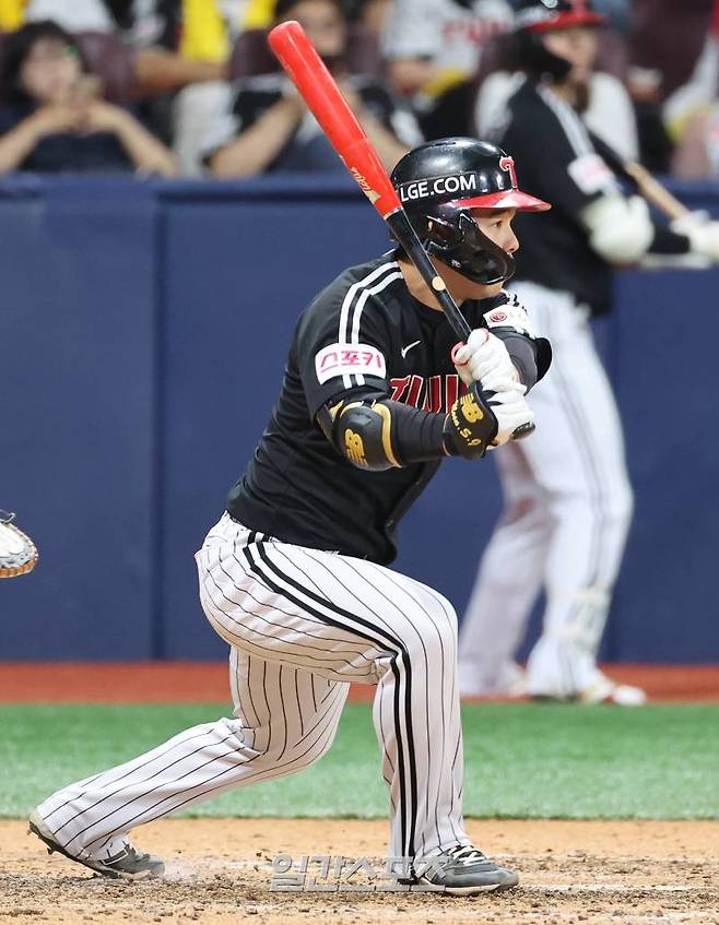 2024 KBO리그 프로야구 키움히어로즈와 LG트윈스의 경기가 4일 오후 서울 고척스카이돔에서 열렸다. 9회초 2사 문성주가 대타로 나와 안타를 치고 있다. 고척=김민규 기자 mgkim1@edaily.co.kr /2024.07.04/