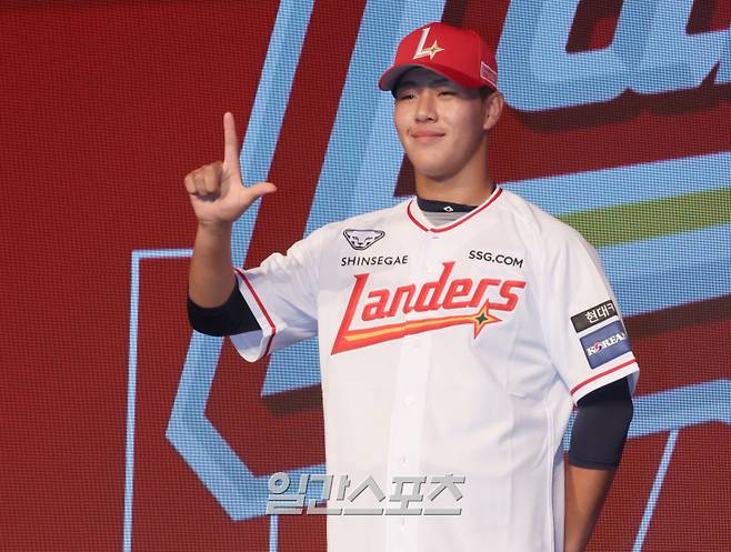2025 KBO 신인드래프트가 11일 오후 서울 송파구 롯데호텔월드 크리스탈볼룸에서 열렸다. 강릉고 이율예가 SSG에 지명된 뒤 포토타임을 갖고 있다. 잠실=정시종 기자 /2024.09.11.