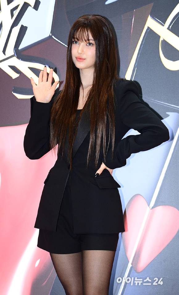 '인형의 손인사'그룹 뉴진스 다니엘이 10일 오후 서울 소공동 롯데백화점 봄점에서 열린 뷰티 브랜드 신제품 론칭 팝업 행사에 참석하고 있다. [사진=정소희 기자]