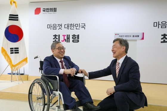 국민의힘 대선 경선 당시 강명훈 변호사(왼쪽)는 경선에 참여한 최재형 변호사의 후원회장을 맡았다. 중앙포토