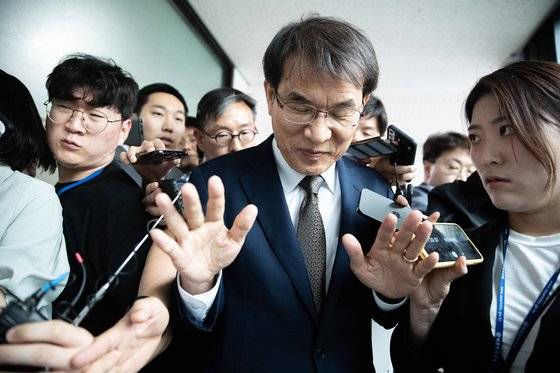 노태악 중앙선거관리위원회 위원장이 지난해 6월 2일 오전 경기도 과천시 중앙선거관리위원회에서 열린 선관위원회의를 마친 후 회의실을 나서고 있다. 중앙선관위는 이날 회의에서 사무총장을 비롯한 고위직 자녀 특별채용 의혹과 관련해 감사원의 감사를 거부하기로 최종 결정했다. 뉴스1