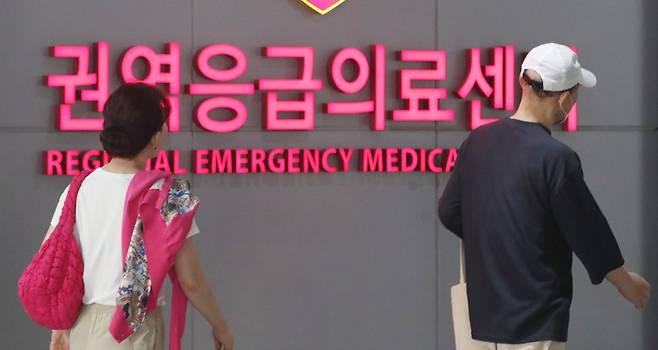 서울 시내의 한 대학병원 권역응급의료센터 앞을 시민들이 지나고 있다.  뉴스1