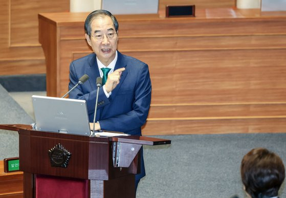 11일 국회 본회의장에서 열린 대정부질문(경제 분야)에서 한덕수 국무총리가 이언주 더불어민주당 의원의 질의에 답변하고 있다. 김성룡 기자