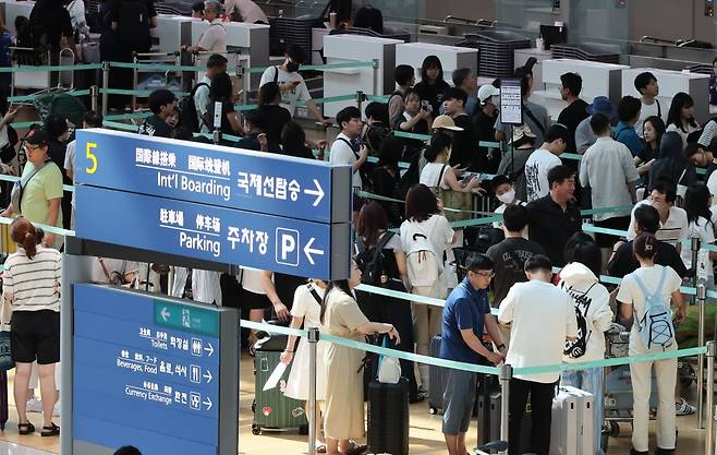 인천국제공항 1터미널 출국장이 해외로 떠나려는 여행객들로 붐비고 있다. 사진=연합뉴스