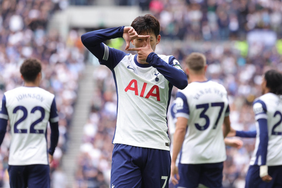 Tottenham Hotspur captain Son Heung-min celebrates scoring during a Premier League match against Everton in London on Aug. 24. [EPA/YONHAP]