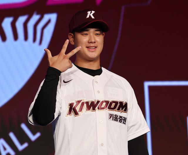 11일 오후 서울 송파구 롯데호텔 월드 크리스탈볼룸에서 열린 2025 KBO 신인 드래프트에서 키움 히어로즈에 1라운드 1순위 지명을 받은 정현우(덕수고)가 유니폼을 입고 기념촬영을 하고 있다. 연합뉴스