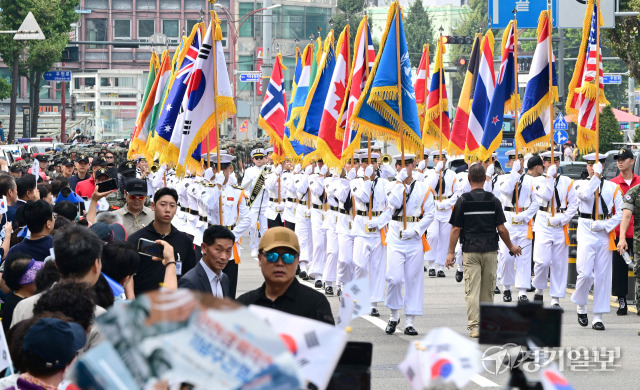 제74주년 인천상륙작전 기념 시가행진'이 열린 11일 인천 중구 유동삼거리 인근에서 해군 의장대가 참전국 국기를 들고 행진하고 있다. 조병석기자