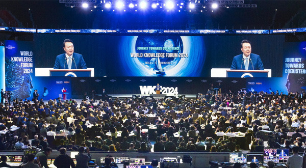 President Yoon Suk-yeol speaks at the 25th World Knowledge Forum at Inspire Entertainment Resort, Yeongjongdo, Incheon, on the 10th. [Photo by Lee Chung-woo]