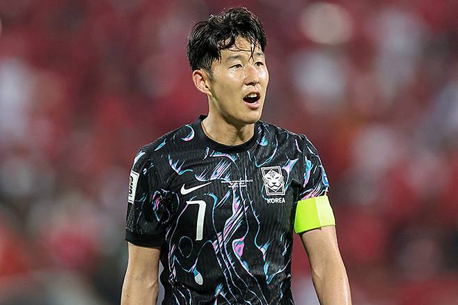 대한민국 축구 대표팀 주장 손흥민이 지난 10일(한국시간) 오만 술탄 카부스 경기장에서 열린 오만과의 2026 국제축구연맹(FIFA) 북중미 월드컵 아시아 3차 예선 조별리그 B조 2차전에 출전했다. /AFPBBNews=뉴스1