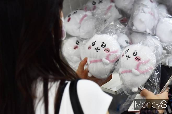 ▲ 도저히 못고르겠어 치명적 귀여움에 들었다 놨다, 들었다 놨다