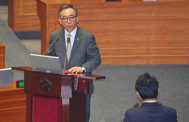 조태열 외교부 장관이 10일 저녁 국회에서 열린 본회의 외교·통일·안보 분야 대정부질문에서 국민의힘 윤상현 의원의 질의에 답하고 있다. [연합]