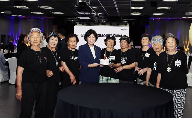 강정애 국가보훈부 장관이 축하 케이크를 전달하고 있다.[칠곡군 제공]