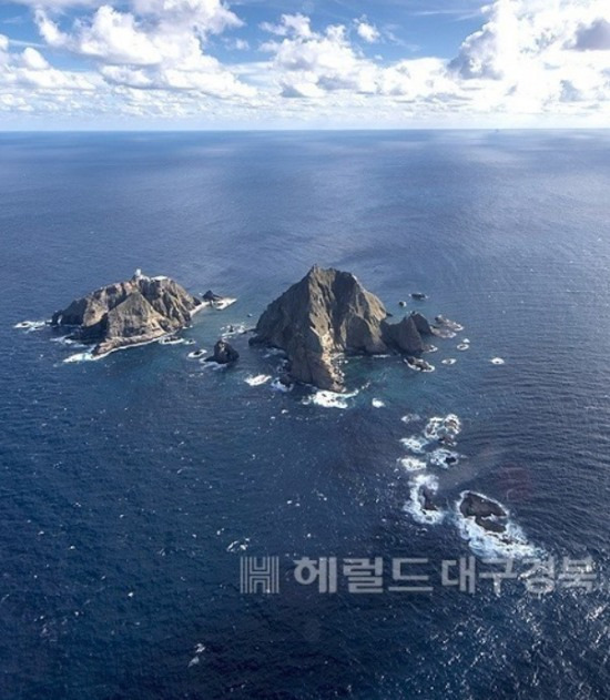 하늘에서 바라본 독도모습,사진 죄측이 동도, 우측은 서도 (헤럴드 DB)