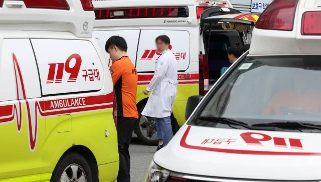 ‘응급실 뺑뺑이’ 우려가 커지고 있는 가운데 응급실에서 근무하는 의사의 실명을 의도적으로 공개한 블랙리스트가 등장했다. 사진은 대구 한 상급종합병원 응급실 앞에 119구급차가 대기 중인 가운데 의료관계자들이 이동하고 있는 모습. [연합]