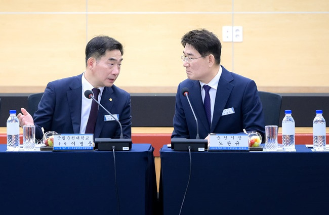 이병운 순천대 총장(왼쪽)과 노관규 순천시장이 지난 5일 순천에서 개최된 국공립총장협의회 자리에서 의대 문제를 숙의하고 있다.