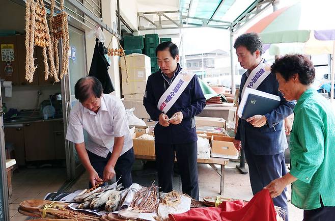 [창녕=뉴시스] 안지율 기자 = 성낙인 창녕군수가 전통시장을 찾아 상인들을 격려하고 있다. (사진=창녕군 제공) 2024.09.11. photo@newsis.com *재판매 및 DB 금지