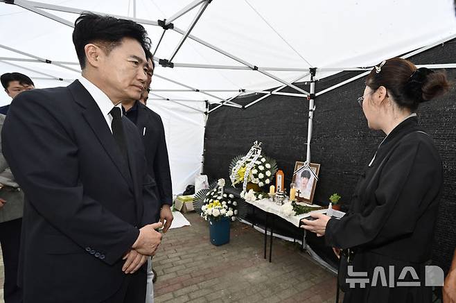 [광주=뉴시스] 박기웅 기자 = 김대중 전남도교육감이 11일 오전 광주 북구 정부종합청사 앞 에어컨 설치기사 고(故) 양모씨의 분향소를 찾아 유족에게 사죄하고 있다. 2024.09.11. pboxer@newsis.com