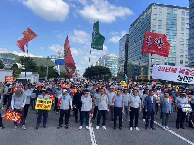 10일 한국후계농업경영인전라남도연합회(회장 홍영신)는 전라남도청 앞에서 쌀값 20만원 보장 이행을 촉구하는 집회를 열었다. 전라남도 경찰청 추산 700여명의 농민이 모여 정부의 쌀값 안정화 대책을 요구했다.