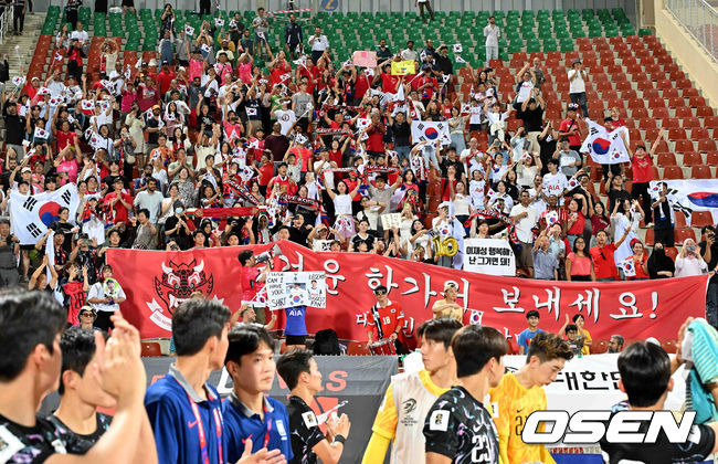 [OSEN=무스카트(오만) 민경훈 기자] 홍명보 감독이 이끄는 대한민국 축구 국가대표팀은 10일 오후 11시(이하 한국시간) 오만 무스카트의 술탄 카부스 종합운동장에서 오만과 2026 국제축구연맹(FIFA) 북중미 월드컵 아시아 지역 3차 예선 B조 2차전 맞대결에서 3-1 승리를 거뒀다.이로써 홍명보호는 지난 팔레스타인전 충격을 딛고 첫 승을 신고하는 데 성공했다.경기 종료 후 팬들이 선수단을 향해 환호하고 있다. 2024.09.10 / rumi@osen.co.kr