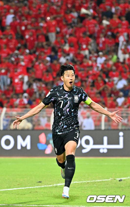 [OSEN=무스카트(오만) 민경훈 기자] 홍명보 감독이 이끄는 대한민국 축구 국가대표팀은&nbsp;10일 오후 11시(이하 한국시간) 오만 무스카트의 술탄 카부스 종합운동장에서 오만과&nbsp;2026 국제축구연맹(FIFA) 북중미 월드컵 아시아 지역 3차 예선 B조 2차전 맞대결에서 3-1 승리를 거뒀다.이로써 홍명보호는 지난 팔레스타인전 충격을 딛고 첫 승을 신고하는 데 성공했다.후반 대한민국 손흥민이 팀의 두 번째 골을 성공시키고 환호하고 있다. 2024.09.10 / rumi@osen.co.kr