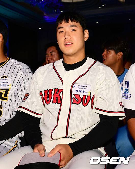 [OSEN=지형준 기자] 11일 오후&nbsp;서울 잠실 롯데호텔 월드에서 2025 KBO 신인 드래프트가 열렸다.2025 KBO&nbsp;신인 드래프트는 전면 드래프트 방식으로 진행된다. 지명은 1라운드부터 11라운드까지 이뤄지며, 2023년도 구단 순위의 역순인 키움-한화-삼성-롯데-KIA-두산-NC-SSG-KT-LG 순서로 실시된다.덕수고 정현우가 드래프트를 준비하고 있다. 2024.09.11 / jpnews@osen.co.kr