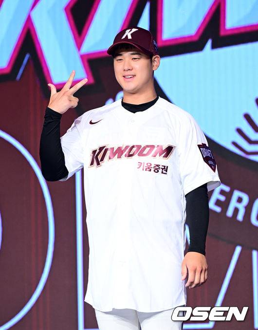 [OSEN=지형준 기자] 11일 오후&nbsp;서울 잠실 롯데호텔 월드에서 2025 KBO 신인 드래프트가 열렸다.2025 KBO&nbsp;신인 드래프트는 전면 드래프트 방식으로 진행된다. 지명은 1라운드부터 11라운드까지 이뤄지며, 2023년도 구단 순위의 역순인 키움-한화-삼성-롯데-KIA-두산-NC-SSG-KT-LG 순서로 실시된다.덕수고 정현우가 전체 1순위로 키움에 지명되며 포즈를 취하고 있다. 2024.09.11 / jpnews@osen.co.kr