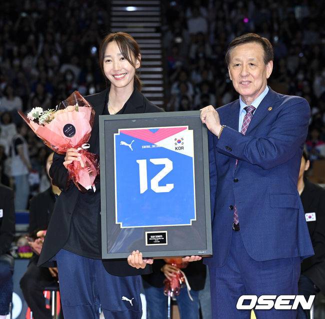 [OSEN=잠실, 이대선 기자] 배구여제 흥국생명 핑크스파이더스 김연경(36)이 국가대표 은퇴경기를 승리로 장식했다.&nbsp;김연경은 8일 서울 잠실실내체육관에서 열린 ‘KYK NVITATIONAL 2024’ 김연경 국가대표 은퇴경기에서 팀 대한민국 소속으로 출전해 70-60으로 승리했다.&nbsp;경기 종료 후 진행된 국가대표 은퇴식에서 기념패를 받은 한송이가 오한남 대한배구협회장과 기념촬영을 하고 있다. 2024.06.08 /sunday@osen.co.kr