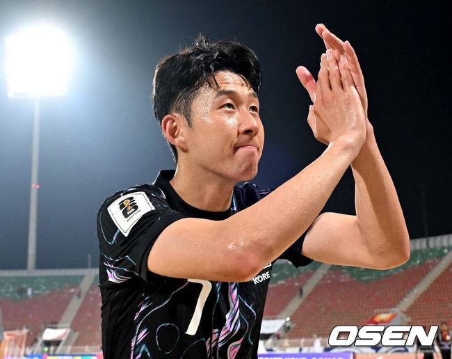 [OSEN=무스카트(오만) 민경훈 기자] 홍명보 감독이 이끄는 대한민국 축구 국가대표팀은&nbsp;10일 오후 11시(이하 한국시간) 오만 무스카트의 술탄 카부스 종합운동장에서 오만과&nbsp;2026 국제축구연맹(FIFA) 북중미 월드컵 아시아 지역 3차 예선 B조 2차전 맞대결에서 3-1 승리를 거뒀다.이로써 홍명보호는 지난 팔레스타인전 충격을 딛고 첫 승을 신고하는 데 성공했다.경기 종료 후 대한민국 손흥민이 팬들을 향해 인사를 하고 있다. 2024.09.10 / rumi@osen.co.kr
