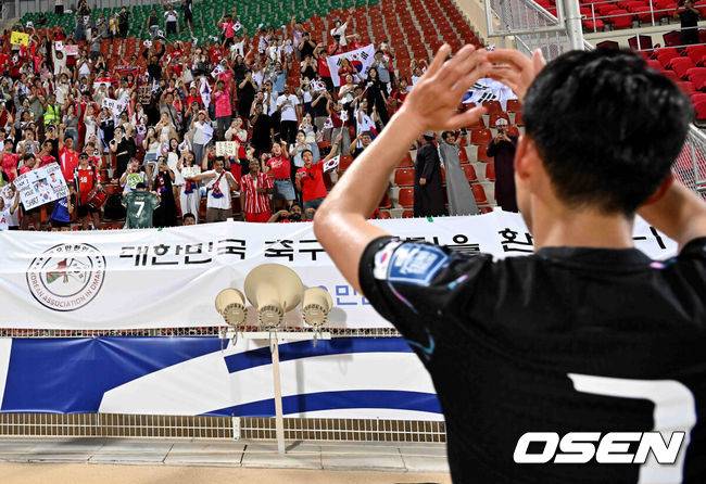 [OSEN=무스카트(오만) 민경훈 기자] 홍명보 감독이 이끄는 대한민국 축구 국가대표팀은&nbsp;10일 오후 11시(이하 한국시간) 오만 무스카트의 술탄 카부스 종합운동장에서 오만과&nbsp;2026 국제축구연맹(FIFA) 북중미 월드컵 아시아 지역 3차 예선 B조 2차전 맞대결에서 3-1 승리를 거뒀다.이로써 홍명보호는 지난 팔레스타인전 충격을 딛고 첫 승을 신고하는 데 성공했다.경기 종료 후 팬들이 손흥민을 향해 응원을 보내고 있다. 2024.09.10 / rumi@osen.co.kr