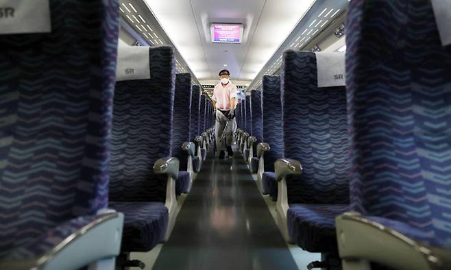 SRT 수서역에서 관계자가 도착 열차를 소독하고 있다. 연합뉴스