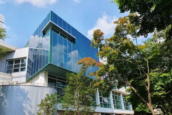 건물일체형 컬러 태양광 발전시설(BIPV)이 설치 된 노원어린이도서관.   노원구 제공