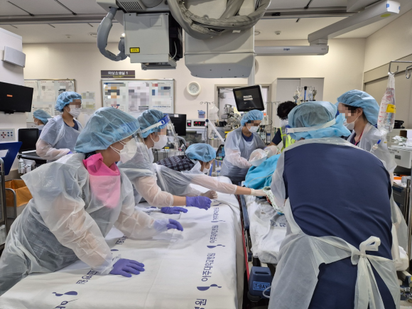 지난 9일 경기 수원시 아주대학교병원 권역외상센터 의료진들이 닥터헬기로 이송한 환자를 외상소생실 베드에 옮기고 있다. 송현주 기자