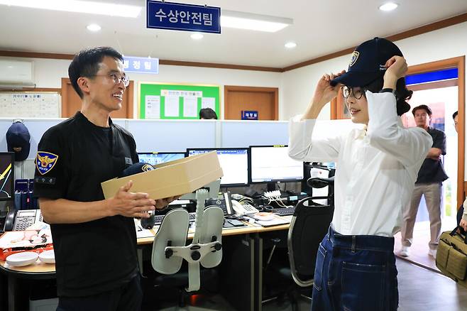 김건희 여사가 9월10일 한강경찰대 망원치안센터를 찾아 근무자들을 격려한 뒤 한강경찰대 모자를 선물 받고 있다. ⓒ연합뉴스