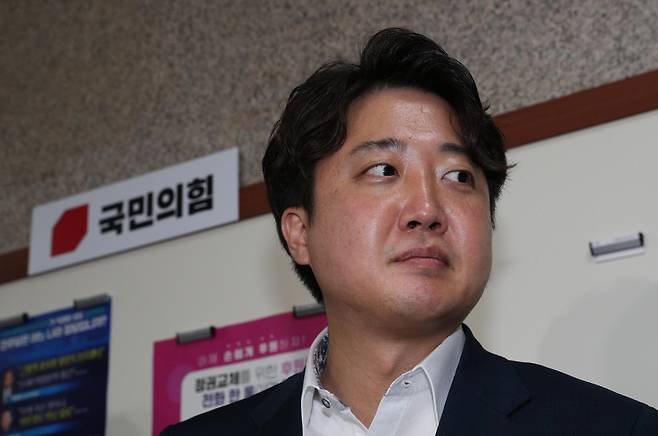 2022년 7월8일 중앙윤리위원회에 출석해 '성 상납 증거인멸 교사' 의혹에 대해 소명한 이준석 국민의힘 대표가 국회 대회의실을 나서며 입장을 밝히고 있다. ⓒ 연합뉴스