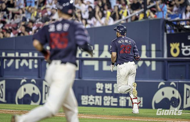 ▲ 롯데 외국인타자 빅터 레이예스가 10일 서울 잠실구장에서 열린 2024 신한 SOL뱅크 KBO 리그 LG와의 경기에서 연장 10회초 우전 안타를 터뜨리고 1루로 향하고 있다. ⓒ롯데 자이언츠