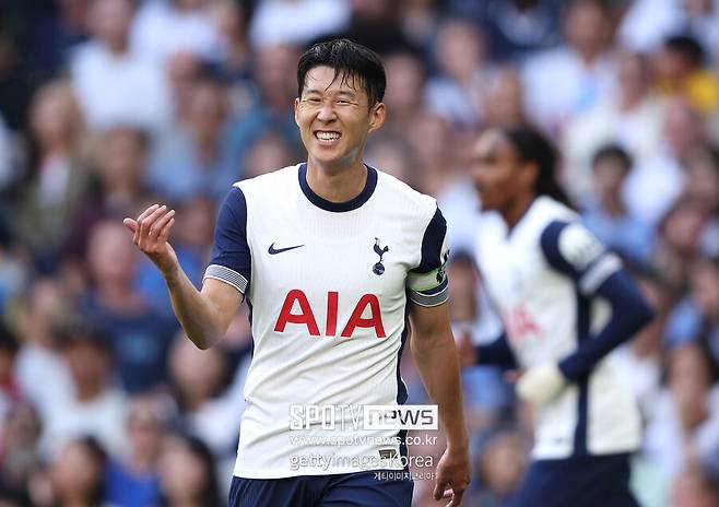 ▲ 토트넘은 30세 이상 선수와 장기 계약은 하지 않는다는 내부 기조를 갖고 있다. 같은 이유로 위고 요리스가 계약을 상호해지하고 팀을 떠난 바 있다. 손흥민과 재계약 대신 계약 연장 옵션을 활성화할 것이라는 전망이 우세했던 이유다. 이에 사우디아라비아 구단들이 손흥민 영입을 원한다는 소식이 계속해서 흘러나오고 있다.