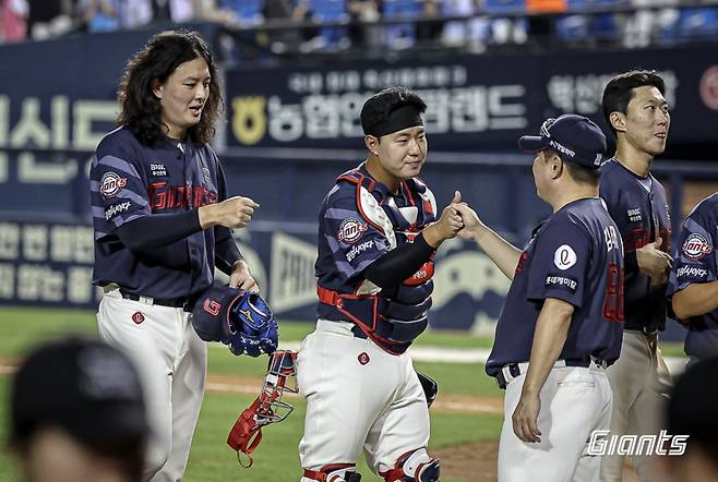 롯데 자이언츠가 10일 서울 잠실야구장에서 열린 LG 트윈스와 2024 신한 SOL 뱅크 KBO 리그 원정 경기에서 연장 10회 승부 끝에 2-1로 승리했다. 경기 후 김태형(오른쪽에서 두 번째) 감독이 선수들과 하이파이브를 나누고 있다. /사진=롯데 자이언츠 제공