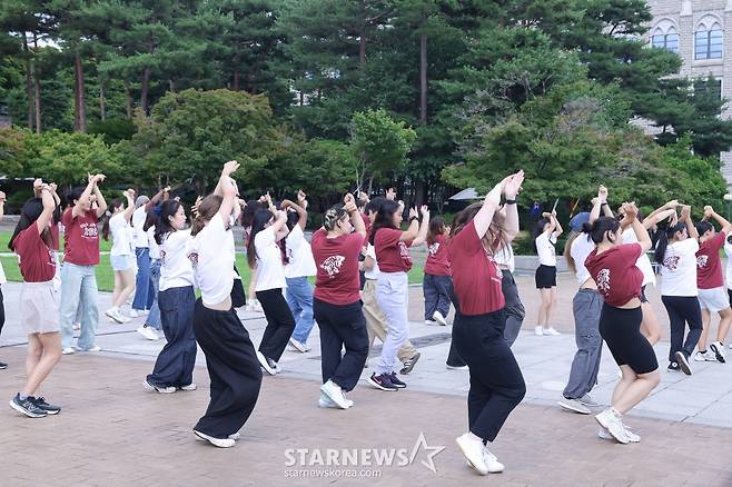 (서울=뉴스1) = 고려대학교 국제하계대학(ISC)에 참가한 외국인 대학생들이 26일 서울 성북구 고려대학교 중앙광장에서 K팝 플래시몹을 하고 있다.  (고려대학교 제공) 2024.7.26/뉴스1  Copyright (C) 뉴스1. All rights reserved. 무단 전재 및 재배포,  AI학습 이용 금지. /사진=(서울=뉴스1)