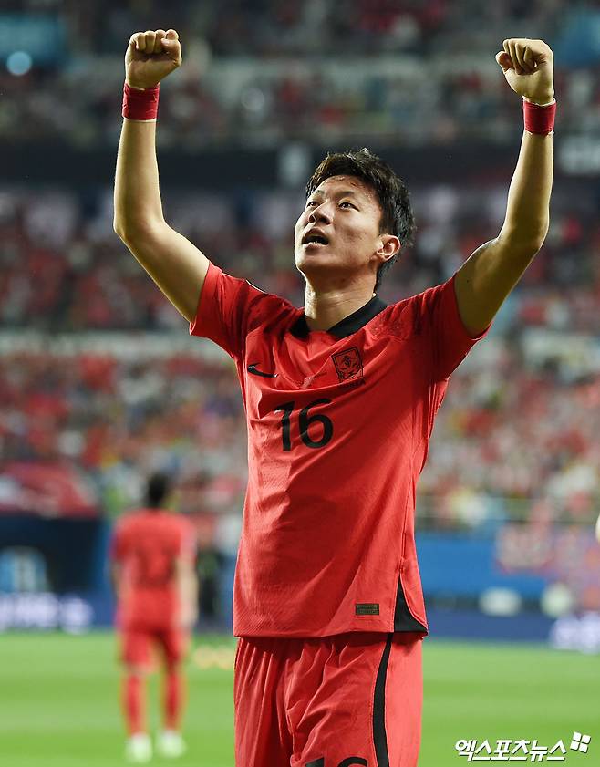 전 대한민국 축구대표팀 공격수 황의조(알라니아스포르)의 사생활을 폭로하고 협박한 혐의로 재판을 받아온 황의조 형수 A씨에게 징역 3년형이 확정됐다. 대법원은 성폭력처벌법상 카메라 등 이용 촬영·반포 등 혐의로 기소된 A씨에게 징역 3년을 선고한 원심판결을 확정했다. 엑스포츠뉴스DB