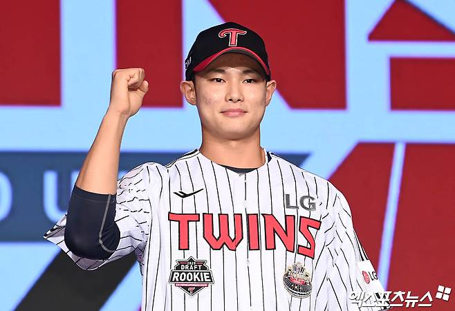 11일 오후 서울 신천동 롯데호텔 월드에서 열린 '2025 KBO 신인 드래프트'에 참석한 서울고 김영우가 1라운드 10순위로 LG에 지명된 뒤 기념 촬영을 하고 있다. 잠실, 박지영 기자