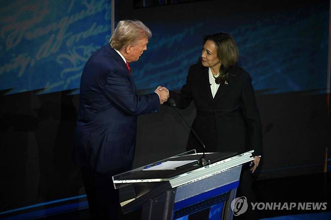 첫 TV토론에 앞서 악수하는 카멀라 해리스 부통령(오른쪽)과 도널드 트럼프 전 대통령(왼쪽) [AFP 연합뉴스. 재판매 및 DB 금지]