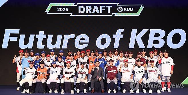 2025 KBO 신인 드래프트 주인공들 (서울=연합뉴스) 류영석 기자 = 11일 오후 서울 송파구 롯데호텔월드에서 열린 2025 KBO 신인 드래프트에서 선수들이 허구연 KBO 총재와 기념 촬영을 하고 있다. 2024.9.11 ondol@yna.co.kr